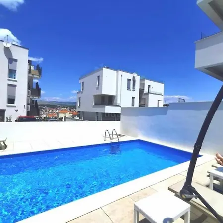 Luxury Casia With Heated Pool And Pleasent Terrace Apartman